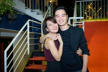 Bạn gái hôn Slim V mừng MV mới cán mốc triệu view