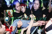 Fan ngất xỉu giữa liveshow Mỹ Tâm Heartbeat vì kiệt sức