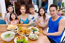 Bữa cơm của Lý Hải và vợ kém 17 tuổi cùng 4 con