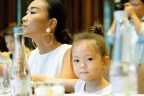 Con gái Đoan Trang được chú ý khi đi sự kiện cùng mẹ