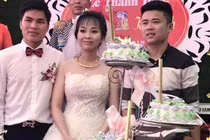 Hội bạn thân của chú rể mừng cưới bằng 3 bao tải thóc