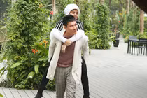 Kiều Minh Tuấn cõng Cát Phượng trong dịp kỷ niệm 10 năm yêu