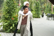 Kiều Minh Tuấn cõng Cát Phượng trong dịp kỷ niệm 10 năm yêu