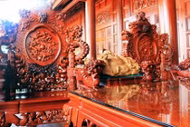 Đại gia Điện Biên “chơi độc” với bàn ghế gỗ lim nguyên khối 