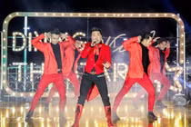 Đàm Vĩnh Hưng biểu diễn sung trên du thuyền triệu đô