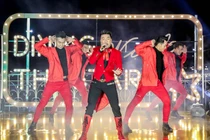 Đàm Vĩnh Hưng biểu diễn sung trên du thuyền triệu đô