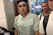 Hoài Linh từ chối khi bị YouTuber quay thẳng mặt