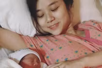 Vợ Hoài Lâm lần đầu công khai ảnh đi đẻ, nhan sắc gây chú ý 