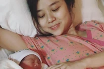 Vợ Hoài Lâm lần đầu công khai ảnh đi đẻ, nhan sắc gây chú ý 