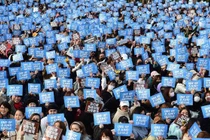 G-Dragon xuất ngũ, hơn 3000 người hâm mộ đến đón gây choáng váng