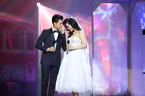 Lệ Quyên tình tứ với Quang Dũng trước mặt ông xã