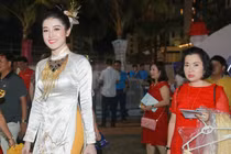 Mẹ Huyền My xách đồ cho con gái trên thảm đỏ Hoa hậu Việt Nam