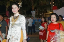 Mẹ Huyền My xách đồ cho con gái trên thảm đỏ Hoa hậu Việt Nam