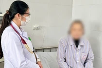 Người phụ nữ nhiễm trùng đường ruột do nhiễm giun đũa từ chó nuôi 