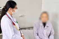 Người phụ nữ nhiễm trùng đường ruột do nhiễm giun đũa từ chó nuôi 