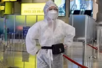 Chi Pu xếp hàng ở sân bay để lấy mẫu xét nghiệm COVID-19