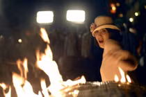 Trang Nhung bị cháy đen mặt trong biển lửa