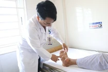 Người đàn ông bị biến dạng tứ chi do bệnh gout