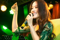 Nam Em diện đầm xanh xinh như công chúa trong buổi họp fan