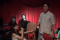 Hoà Minzy quỳ gối “cầu hôn” bạn trai: “Anh lấy em không“