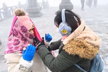 5 mẹo giữ ấm cho trẻ đúng cách ngày rét đậm 