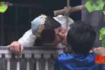 Trường Giang và những màn "cưỡng hôn" đồng nghiệp nữ