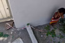 Xót thương hình ảnh mẹ buộc con vào tảng đá để làm việc