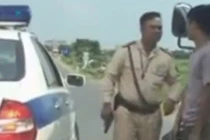 Cảnh sát giao thông nổ súng chặn xe vi phạm bị đình chỉ