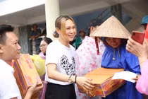 Mỹ Tâm lội nước bì bõm đi cứu trợ đồng bào miền Trung