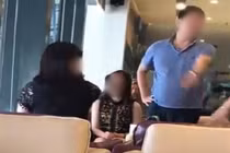 Vợ đánh ghen khi bắt tại trận chồng ôm hôn bồ nhí ở sân bay 