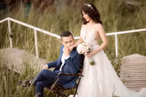 Chị gái Ngọc Trinh diện váy cưới gợi cảm hạnh phúc bên chú rể