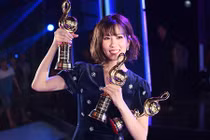 Ca sĩ Min đại thắng nhận 3 cúp trên sân khấu ZMA 2017