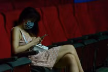 Hari Won bịt kín mặt theo Trấn Thành đi tập kịch Tết