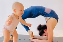 Mẹ Hồ Ngọc Hà tập yoga, khoe body tuổi 64 bên hai cháu 