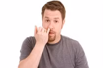 Tác hại tiềm ẩn của thói quen ngoáy mũi nhiều người không biết