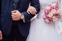 Đám cưới của tôi bị phá nát bởi một người phụ nữ lớn tuổi