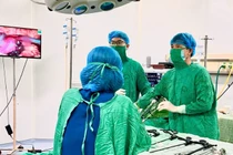 Sản phụ mang thai 1 bé trong tử cung, 1 bé ngoài tử cung