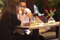 Lộ cảnh Việt Anh lau nước mắt cho Quế Vân ở quán cà phê