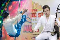 MC Nguyên Khang trổ tài múa cột, chơi đàn nhị trên sân khấu