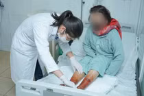 Ngâm chân với bột lá, người phụ nữ bị hoại tử 2 bàn chân 