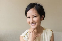 Cận nhan sắc Hồng Nhung sau ồn ào mặt mộc kém sắc