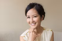 Cận nhan sắc Hồng Nhung sau ồn ào mặt mộc kém sắc