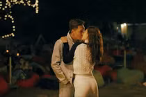 Bi hài hậu trường đóng cảnh hôn của Thùy Anh - Mạnh Trường