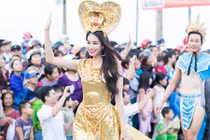Phạm Hương lộng lẫy tại Carnaval đường phố Quảng Bình
