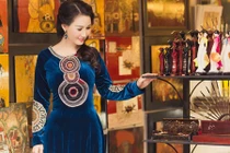 Hoa hậu Sương Đặng kiêu sa với áo dài giữa phố cổ