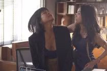 Nửa đêm hàng xóm gửi cho tôi clip cảnh con gái bị đánh ghen