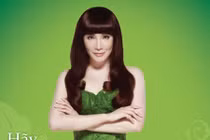 Hồ Quỳnh Hương diện váy độc làm bằng rau xanh