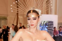 Thu Minh mặc táo bạo, fan nín thở lo vòng 1 "rớt ra ngoài"