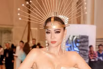 Thu Minh mặc táo bạo, fan nín thở lo vòng 1 "rớt ra ngoài"