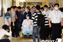 T.O.P (Big Bang) ngồi xe lăn, liên tục xin lỗi khi rời bệnh viện